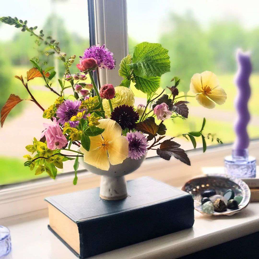 Vase mit Blumen auf der Fensterbank
