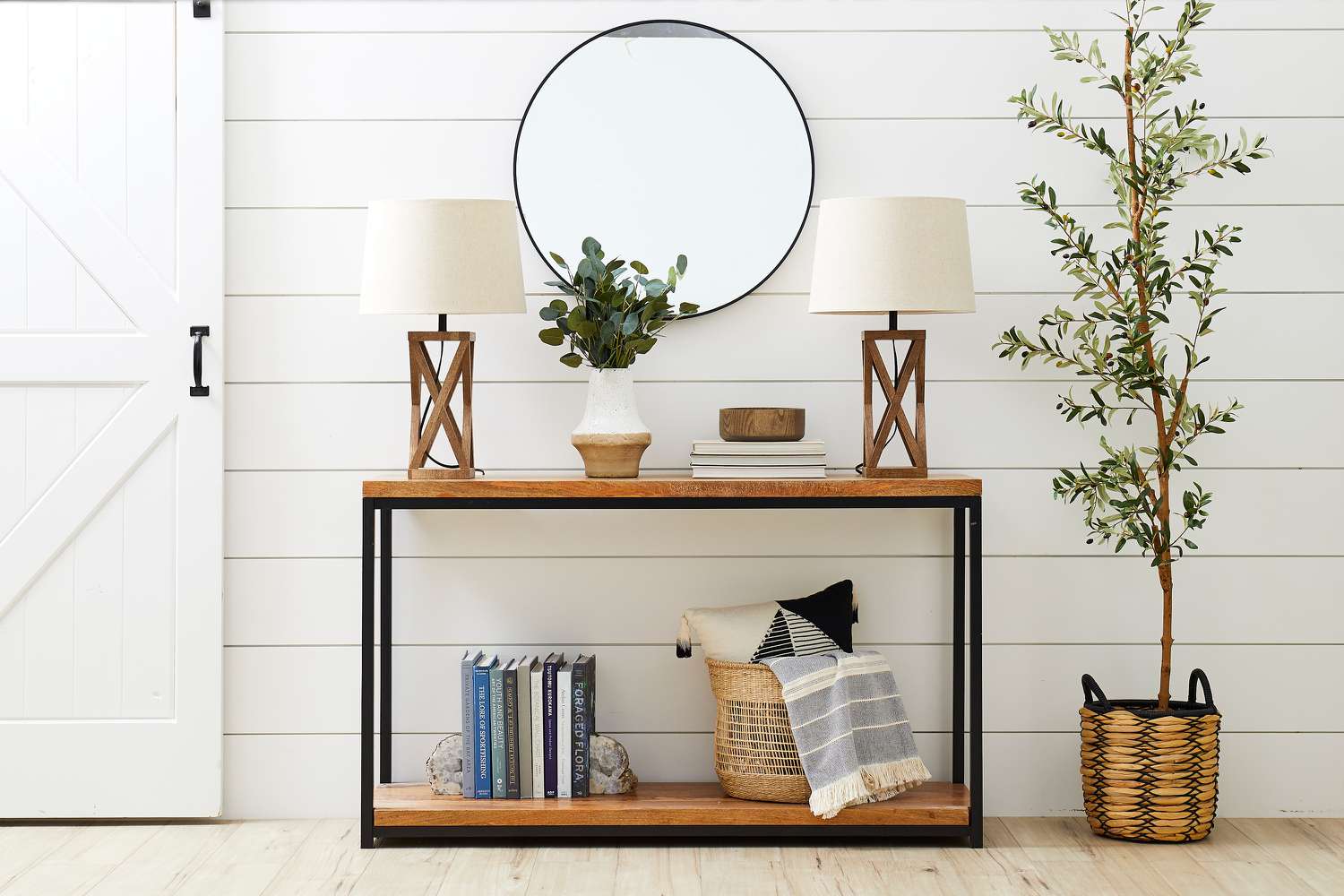 Alles über den modernen Landhausstil 4 Vorderansicht eines modernen Konsolentisches im Landhausstil