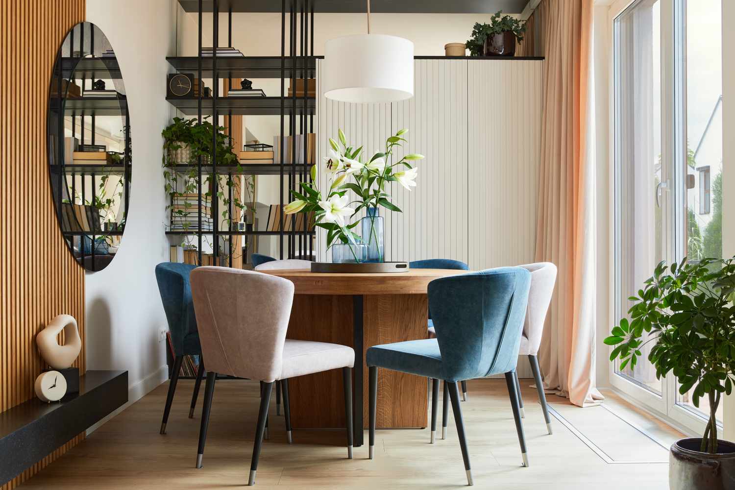 Standardgrößen für verschiedene Arten von Möbeln 6 Stilvolle Komposition einer eleganten Esszimmereinrichtung mit Samt-Sesseln, einem abgerundeten Holztisch und schönen persönlichen Accessoires. Inspiration für glamouröse Innenarchitektur. Vorlage.