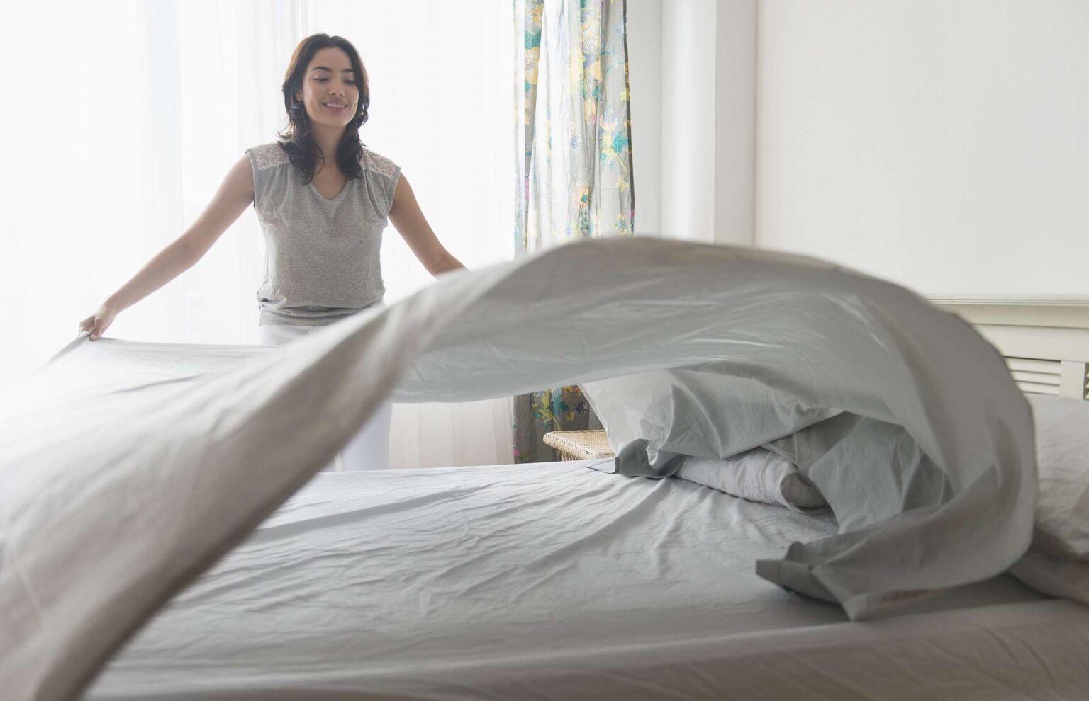 Wie Sie die Laken auf dem Bett halten 10 Strategien