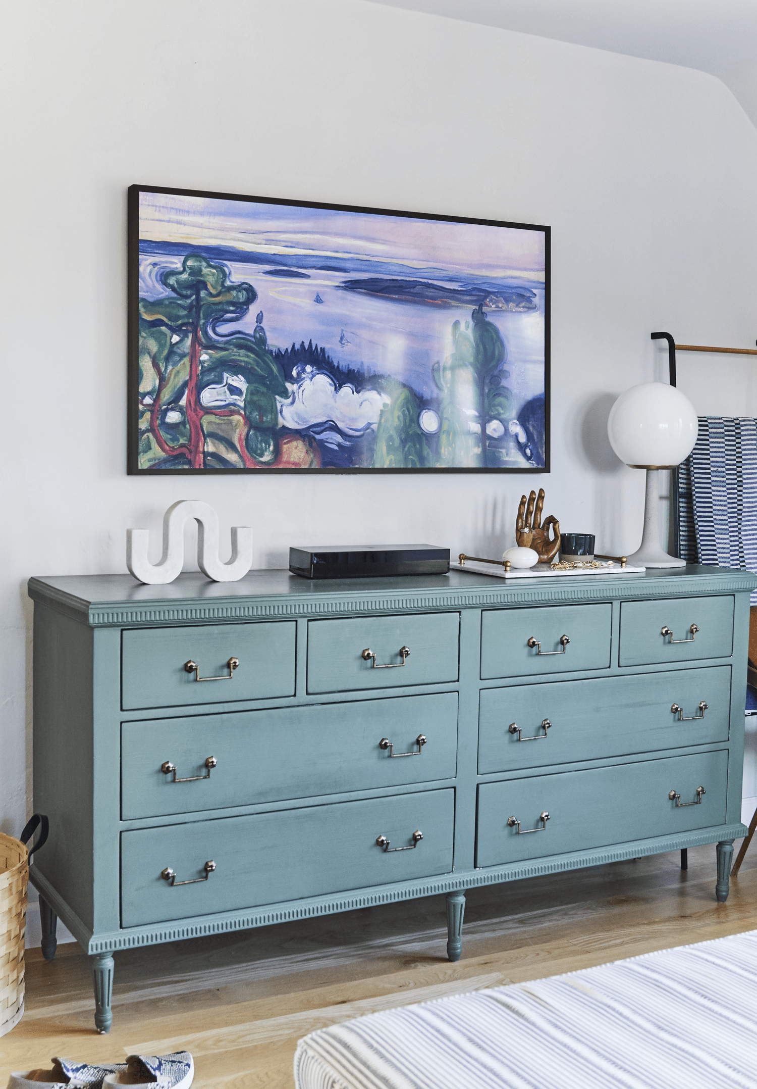 TV mit Kunstdisplay über der Kommode