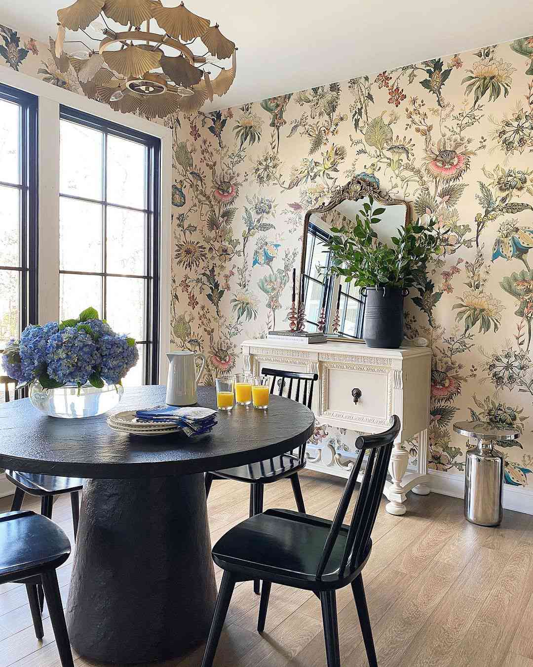 Kleines Esszimmer mit Blumentapete, Messing-Gingko-Kronleuchter und schwarzem Sockel-Essgeschirr