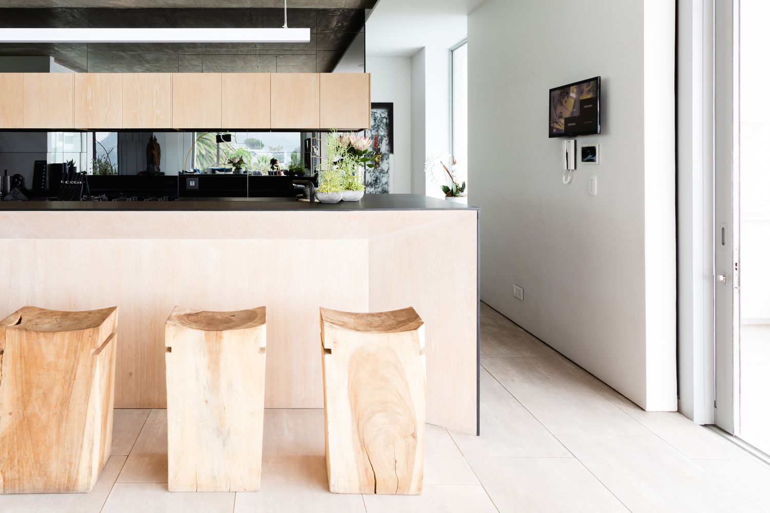 Was ist minimalistisches Design? 6 Minimalistische Kücheninsel mit reichlich natürlichem Licht