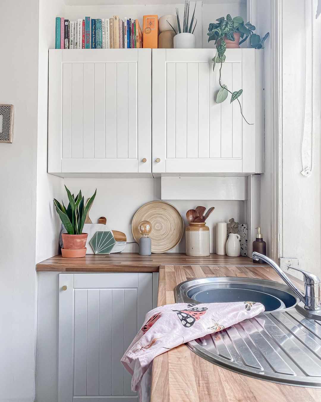 Kochbücher oben auf dem Schrank stehend