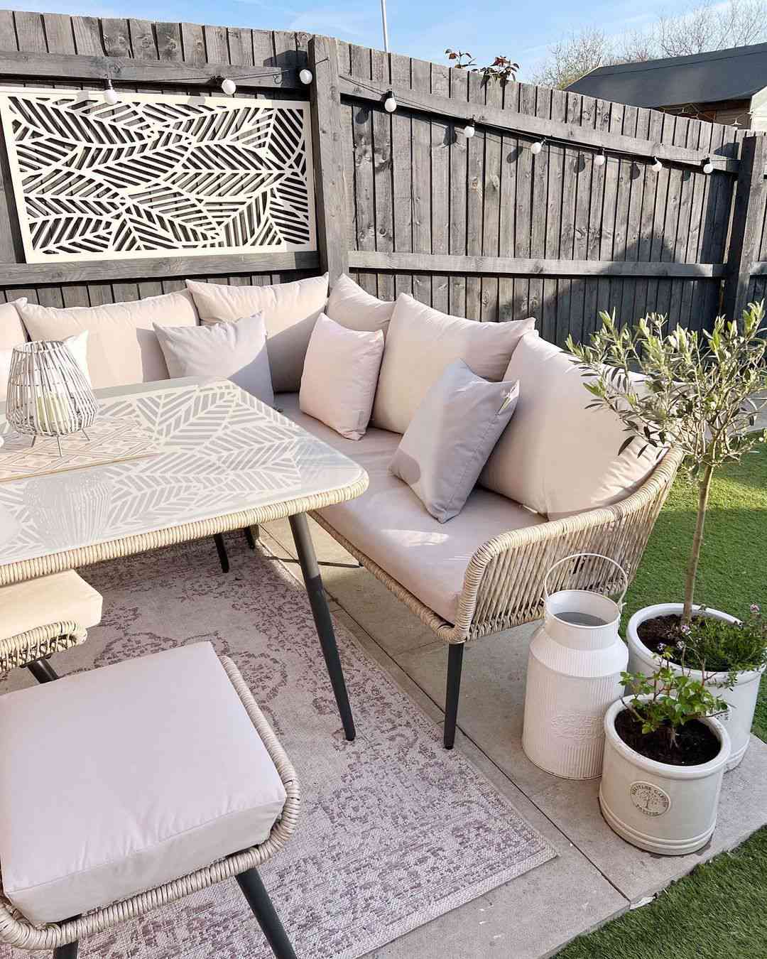 6 Budget-freundliche Sommerdekorationstipps, die Sie nicht übersehen sollten, sagen Designer 4 Topfpflanzen auf der Terrasse arrangiert