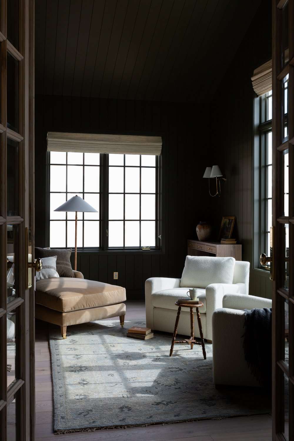 Zimmer mit schwarzen Shiplap-Wänden und -Decken
