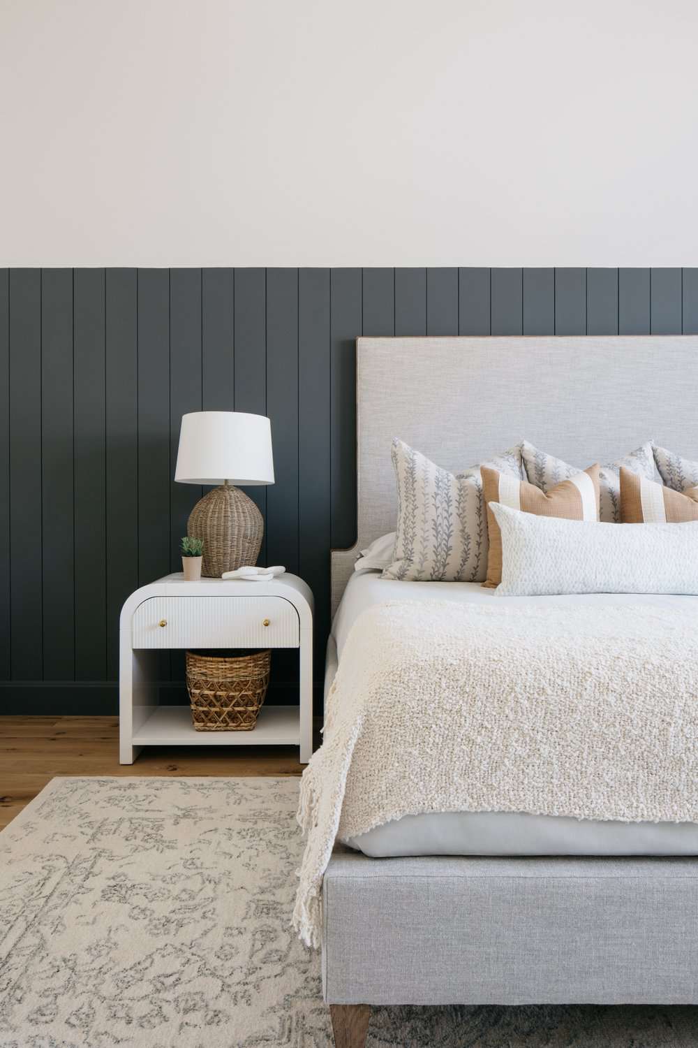 Teilweise schwarze Shiplap-Wand in einem modernen Schlafzimmer