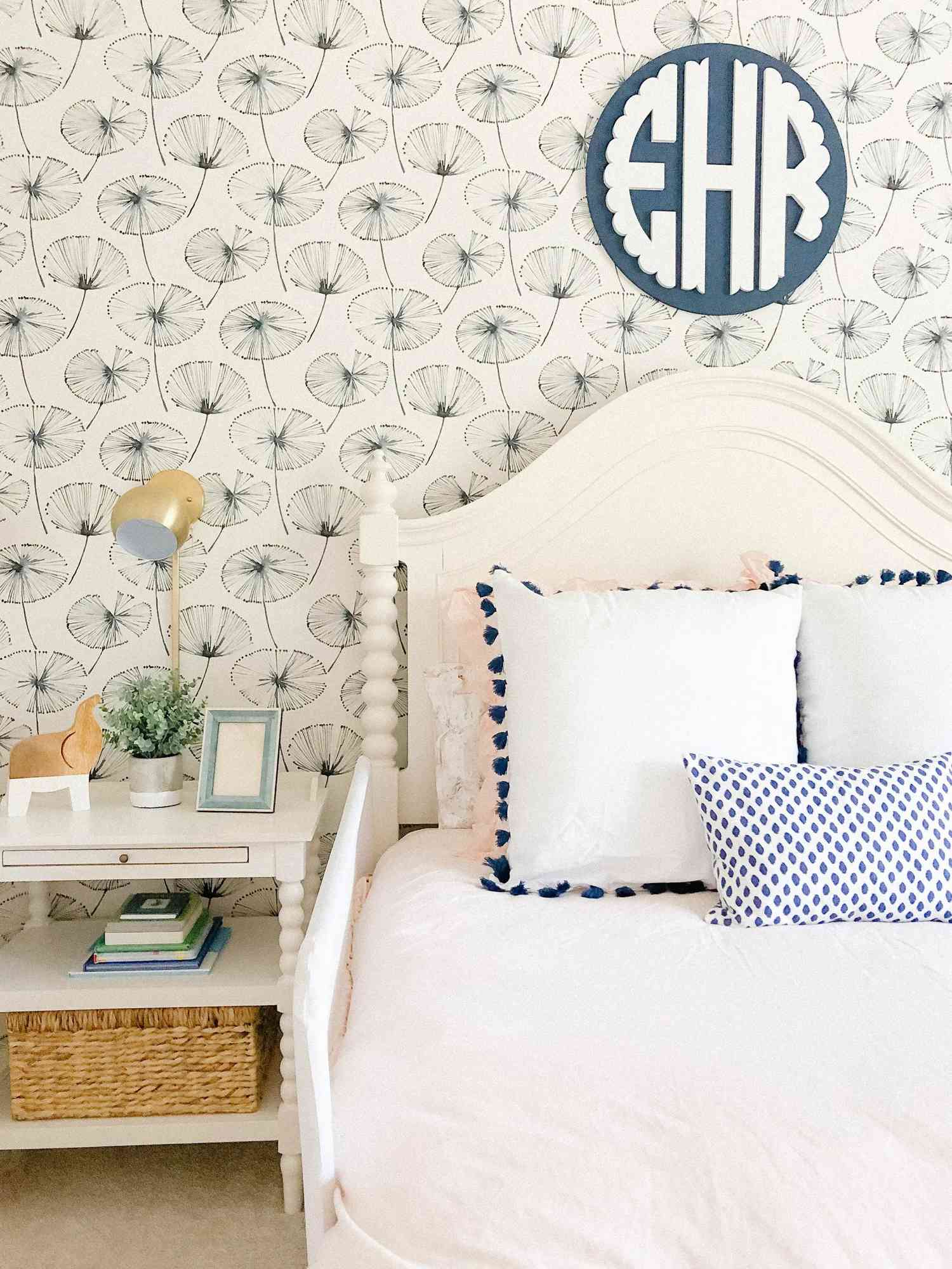 Monogramm-Abziehbild über dem Bett