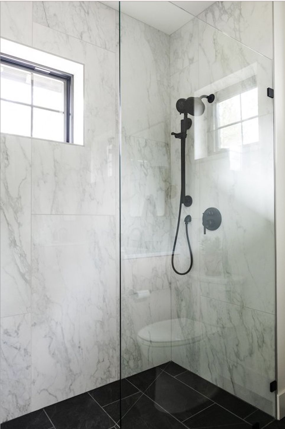 Kleine Dusche Ideen mit Fenster
