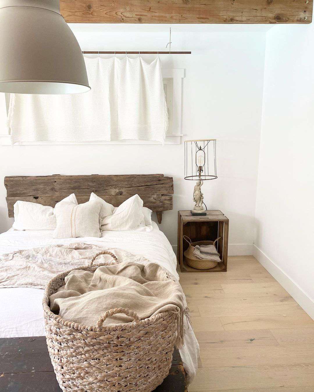 Rustikales, neutrales Schlafzimmer mit freiliegenden Holzbalken.