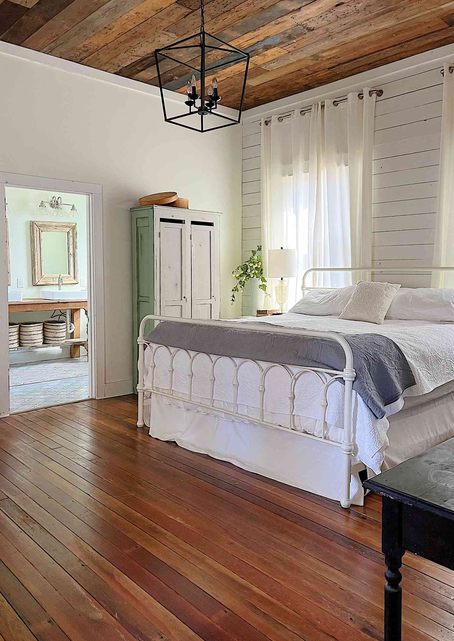 Schlafzimmer im Landhausstil mit Decken aus Altholz