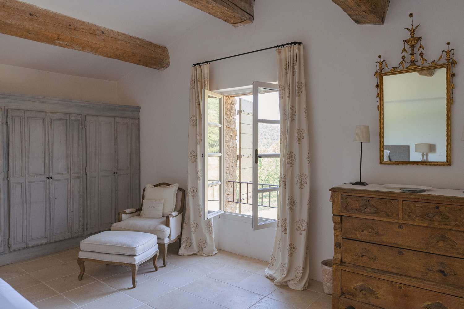 Schlafzimmer im Landhausstil mit Akzenten im französischen Stil