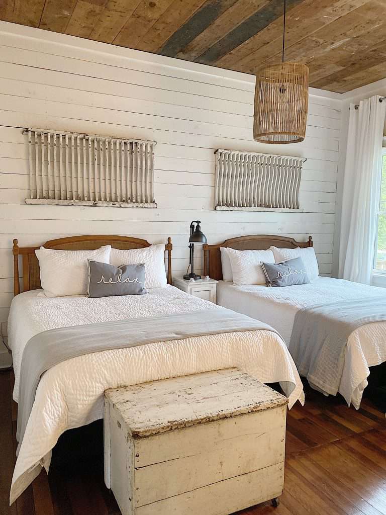 Schlafzimmer im Bauernhaus mit architektonischen Resten dekoriert