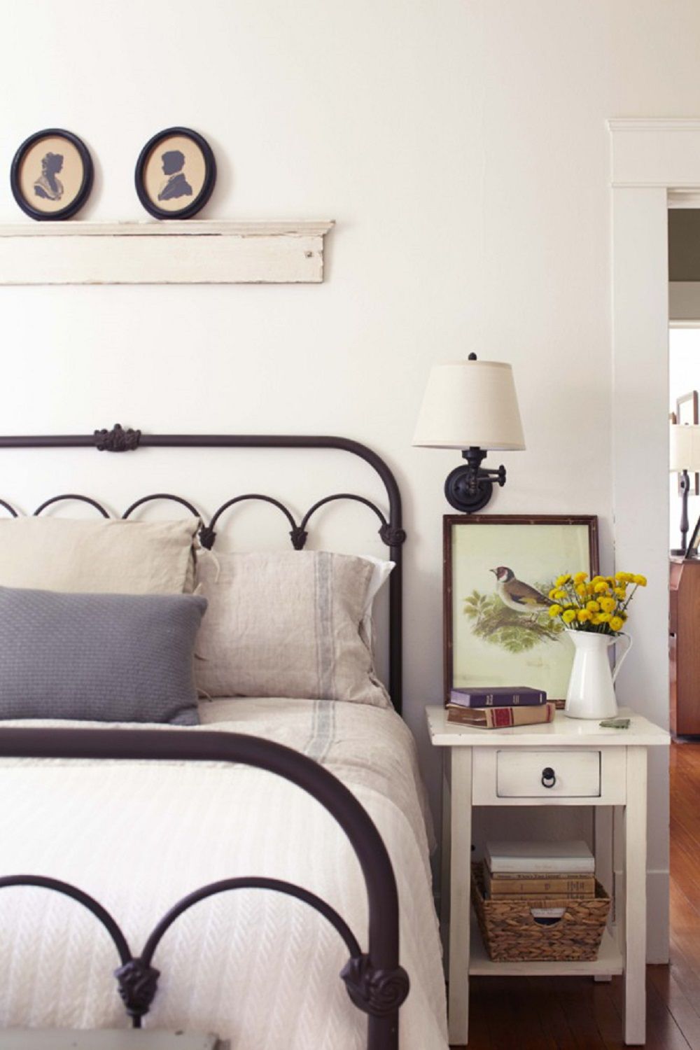 Schlafzimmer im Landhausstil mit Metallbett