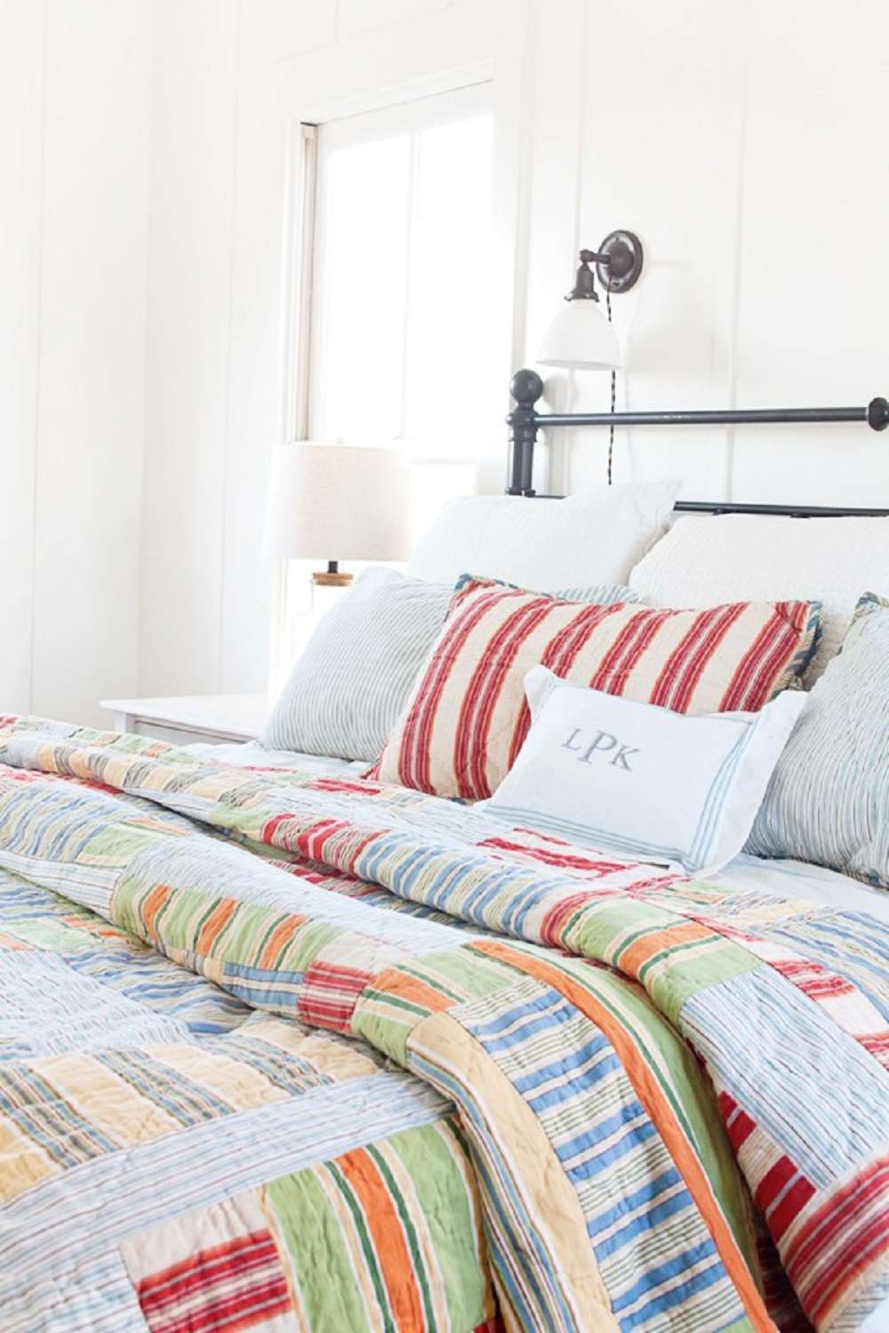 Bunte Steppdecke im Schlafzimmer im Landhausstil