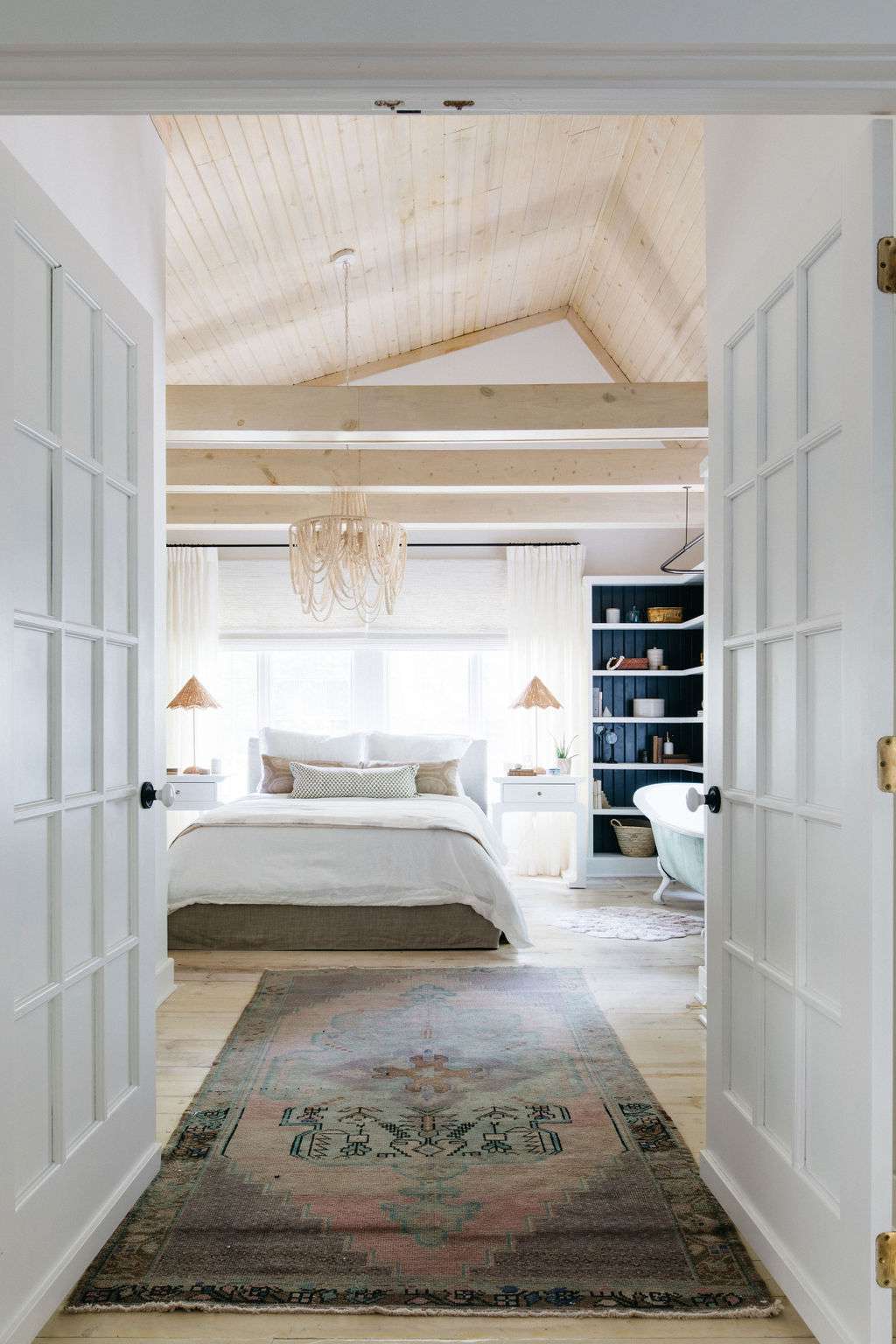 Schlafzimmer im Landhausstil mit Klauenfußwanne