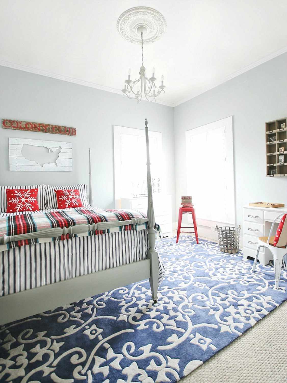Rotes, weißes und blaues Schlafzimmer im Landhausstil