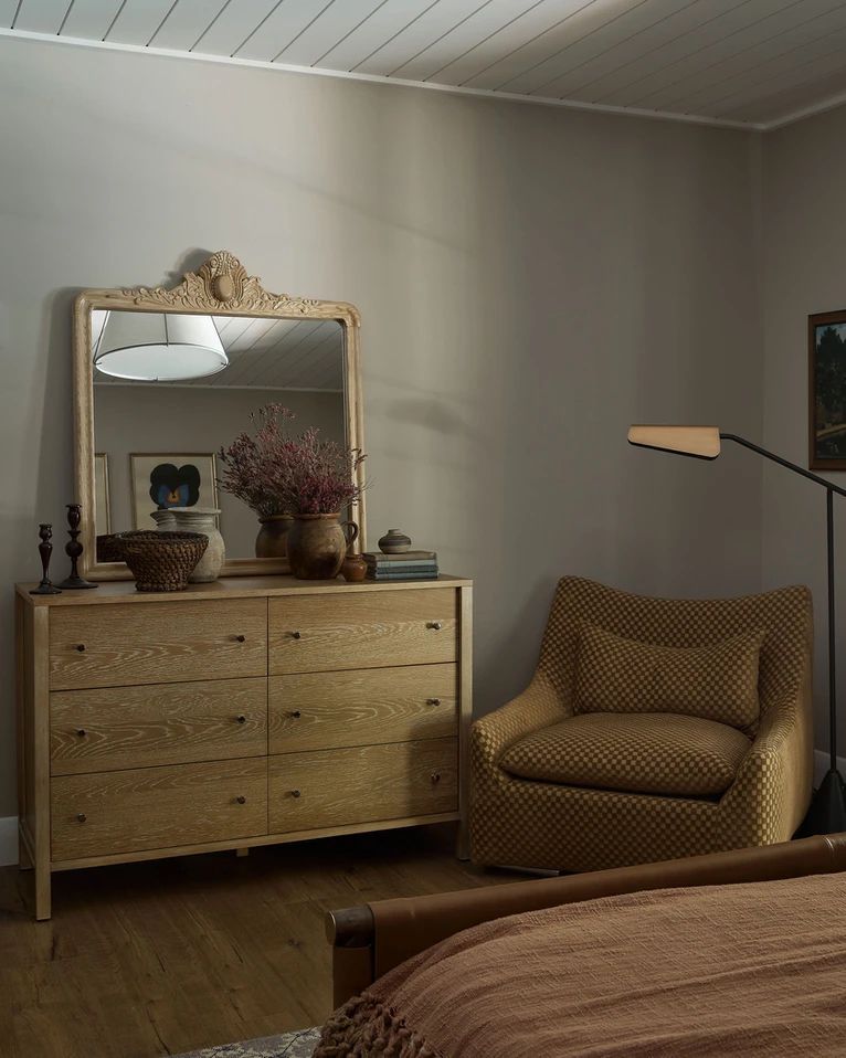Schlafzimmer im Landhausstil mit Vintage-Spiegel