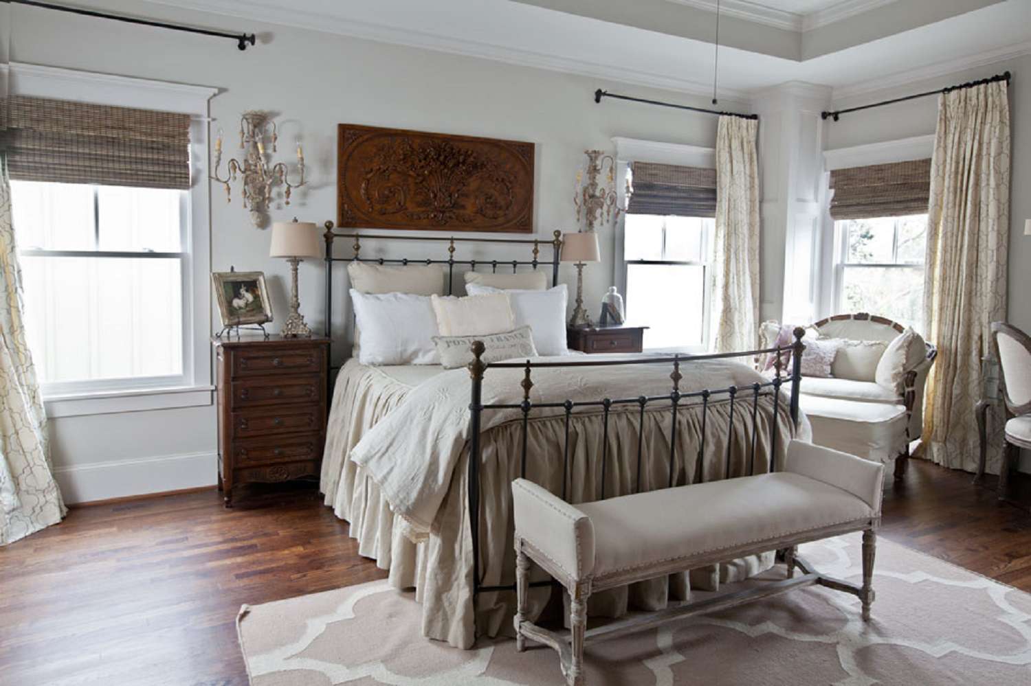 Hübsches Schlafzimmer im Landhausstil