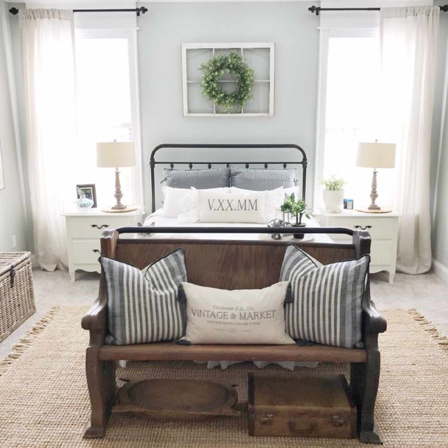 Schlafzimmer im Landhausstil mit Kranz
