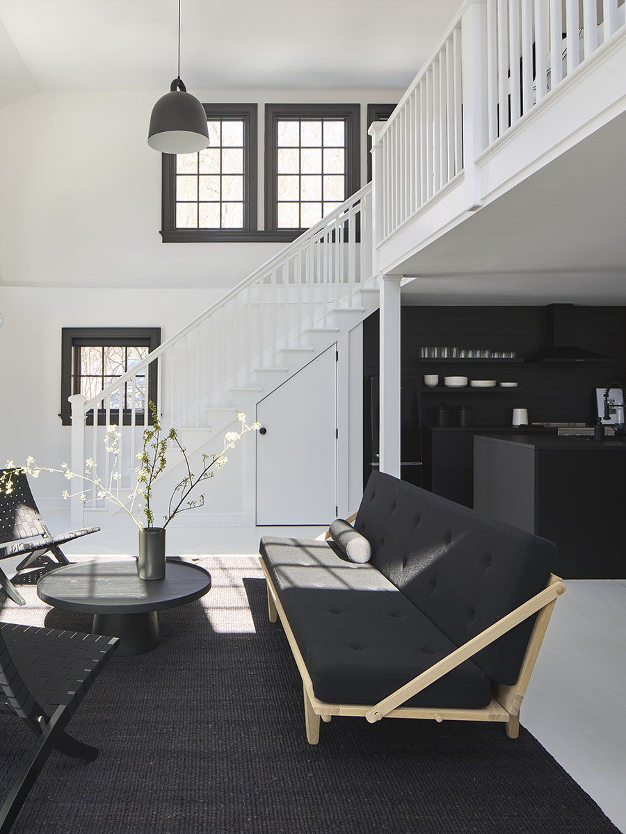 Minimalistisches Wohnzimmer in Schwarz und Weiß
