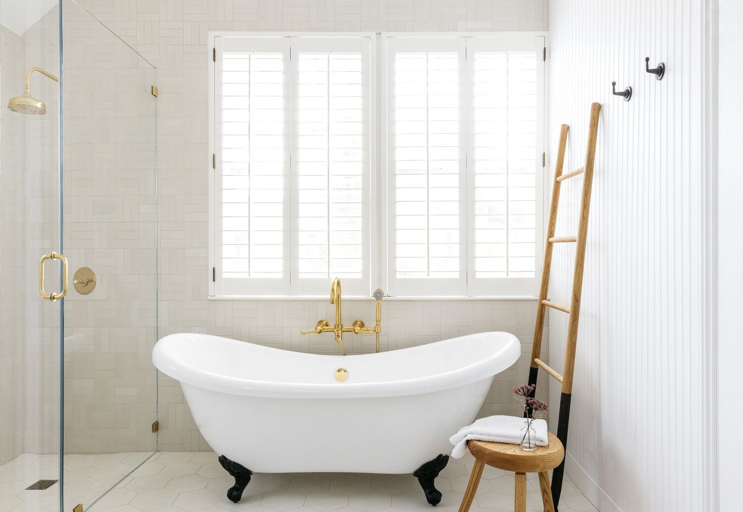 modernes bauernhaus-badezimmer