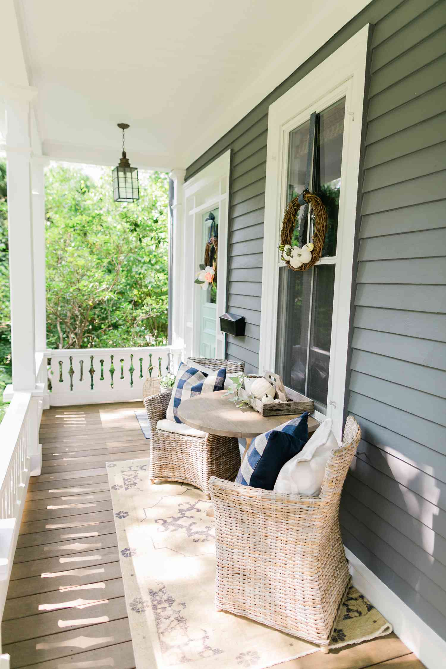 Rattanstühle und Holztisch auf der Veranda