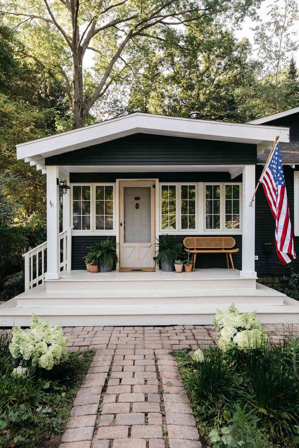 Veranda mit Flagge an der Säule