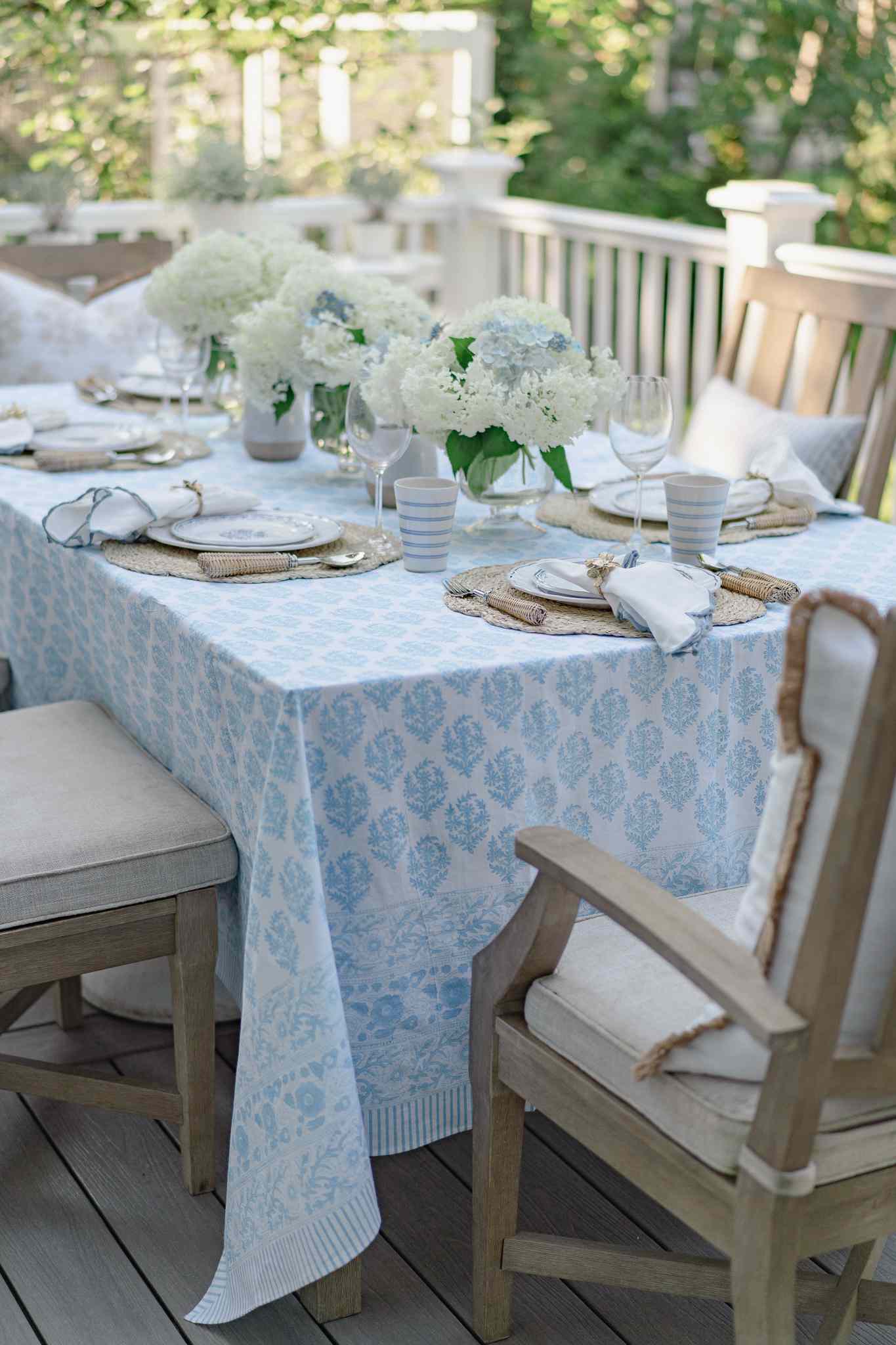 Esstisch auf der Veranda in blau-weißem Farbschema