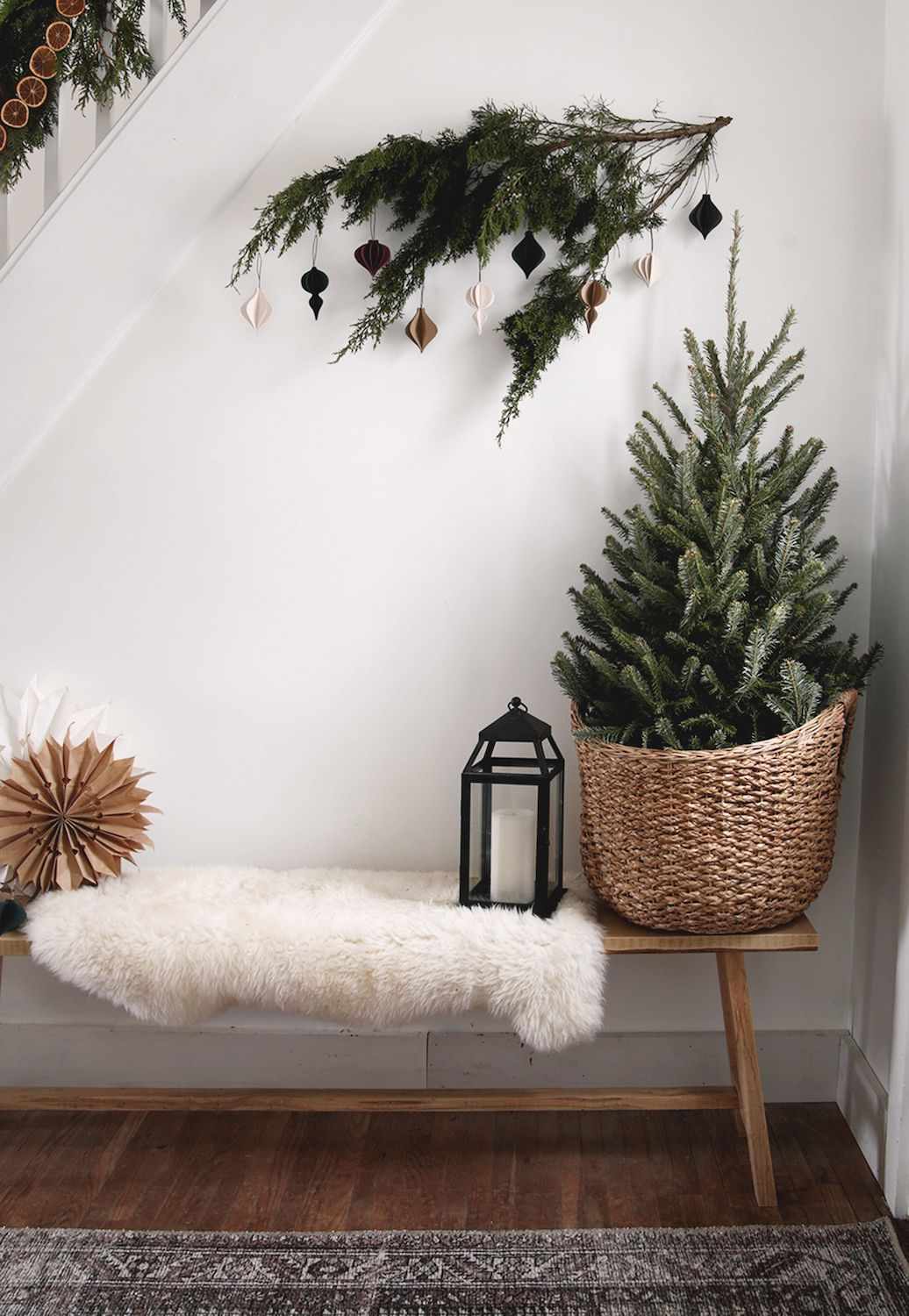 rustikaler weihnachtsbaum im geflochtenen korb