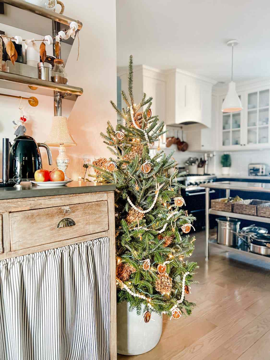 rustikaler weihnachtsbaum küche