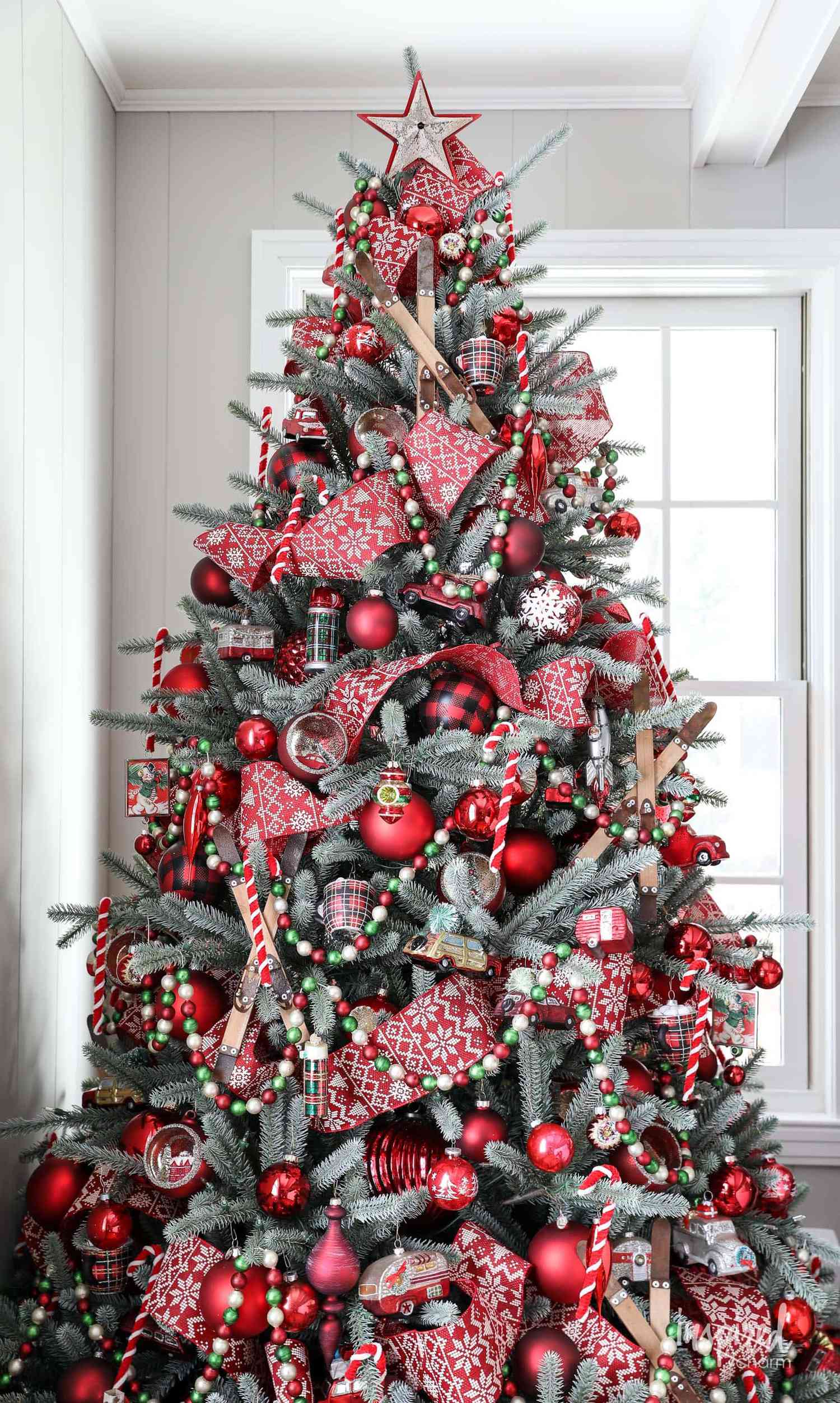 Gemütlicher rustikaler Weihnachtsbaum