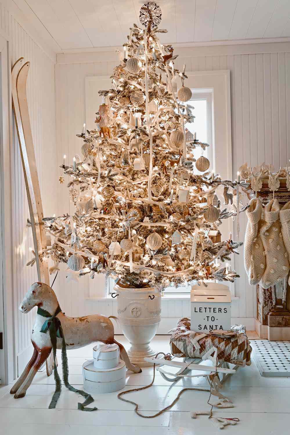 rustikaler Vintage-Weihnachtsbaum