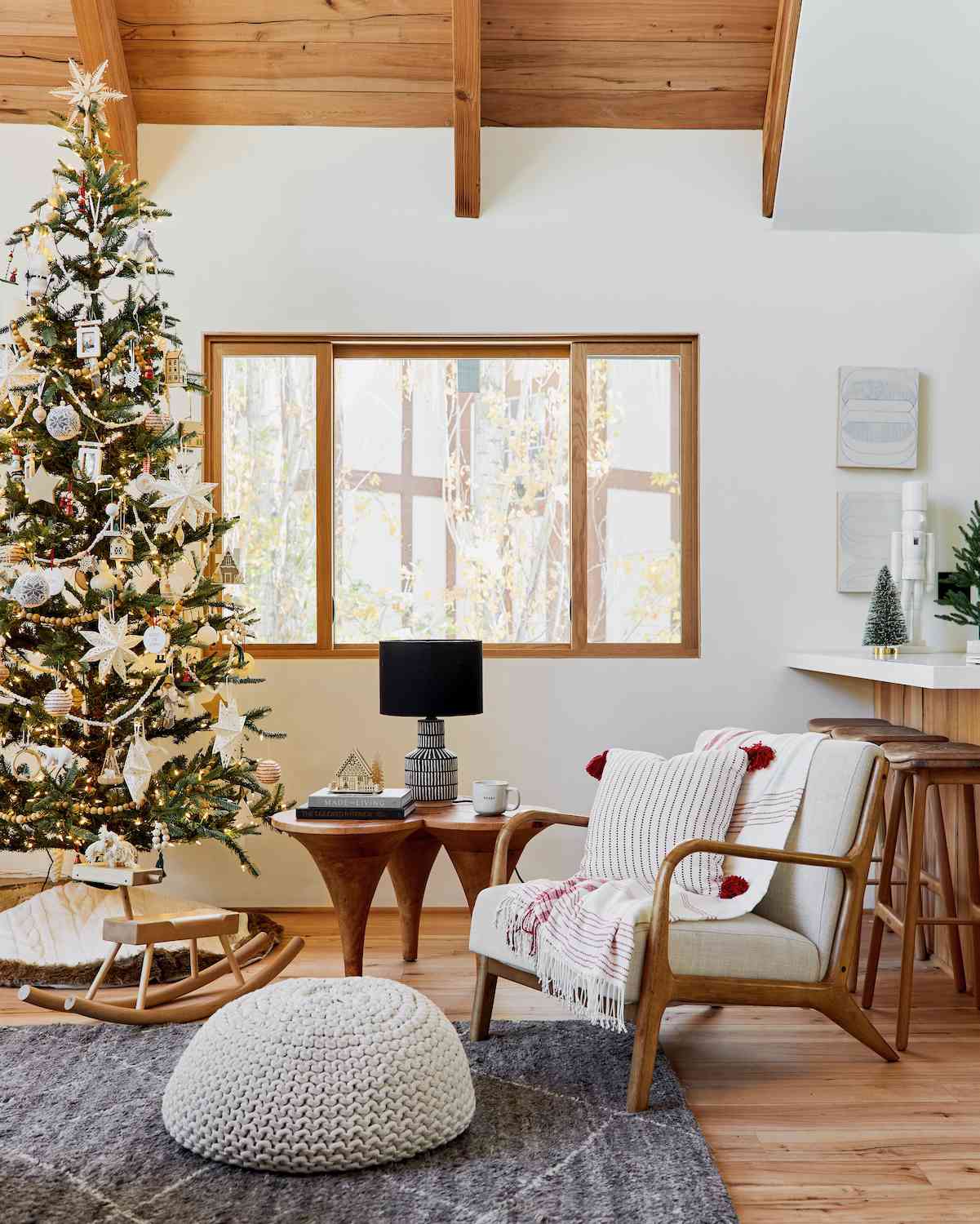 moderner rustikaler weihnachtsbaum