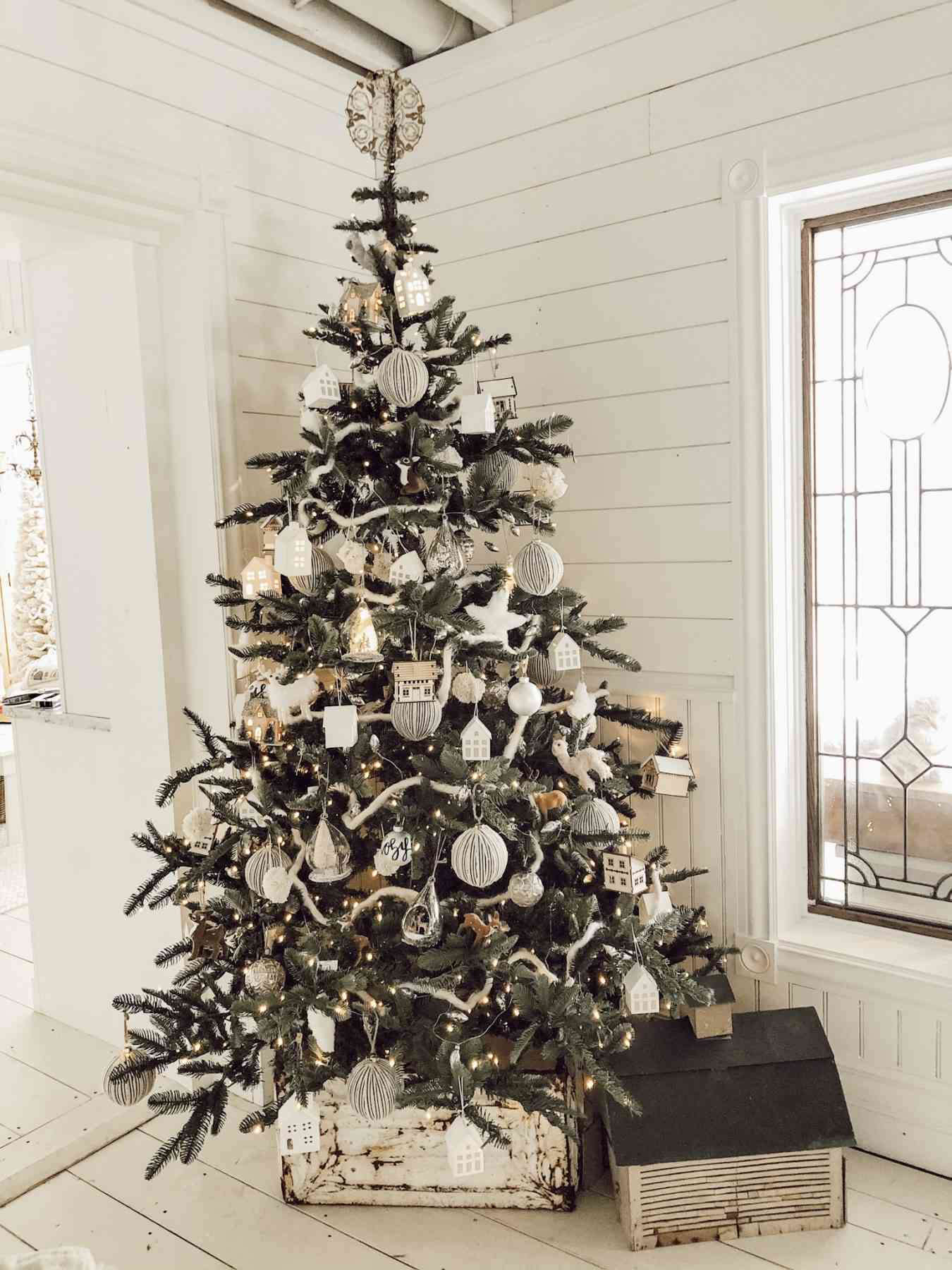 rustikaler, weißer Weihnachtsbaum