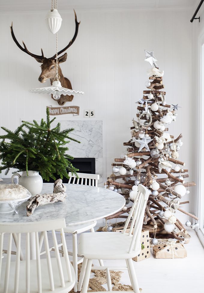 rustikaler Weihnachtsbaum aus gespaltenen Ästen