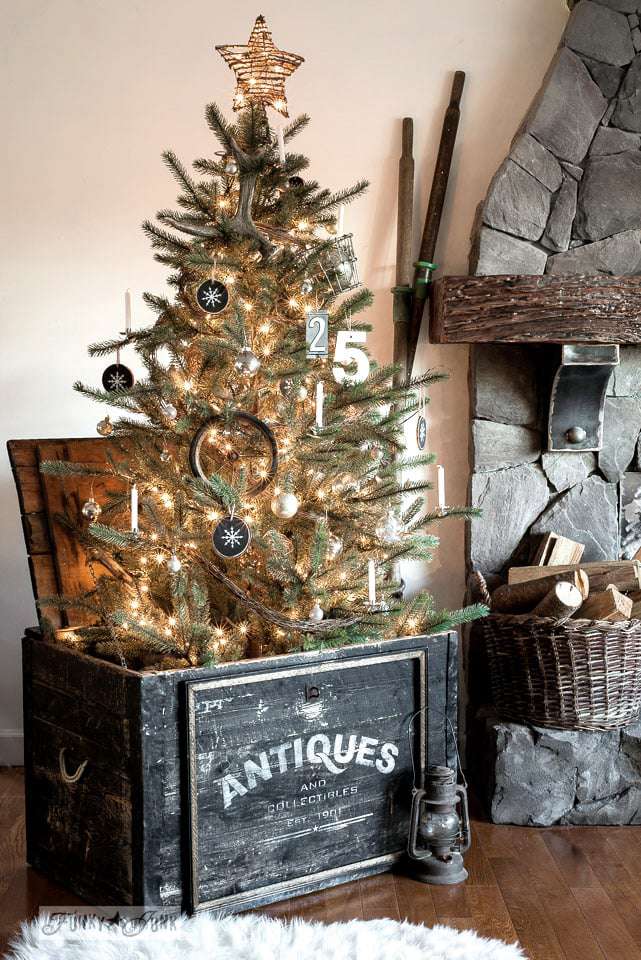 rustikaler Weihnachtsbaum in Antiquitätenkiste