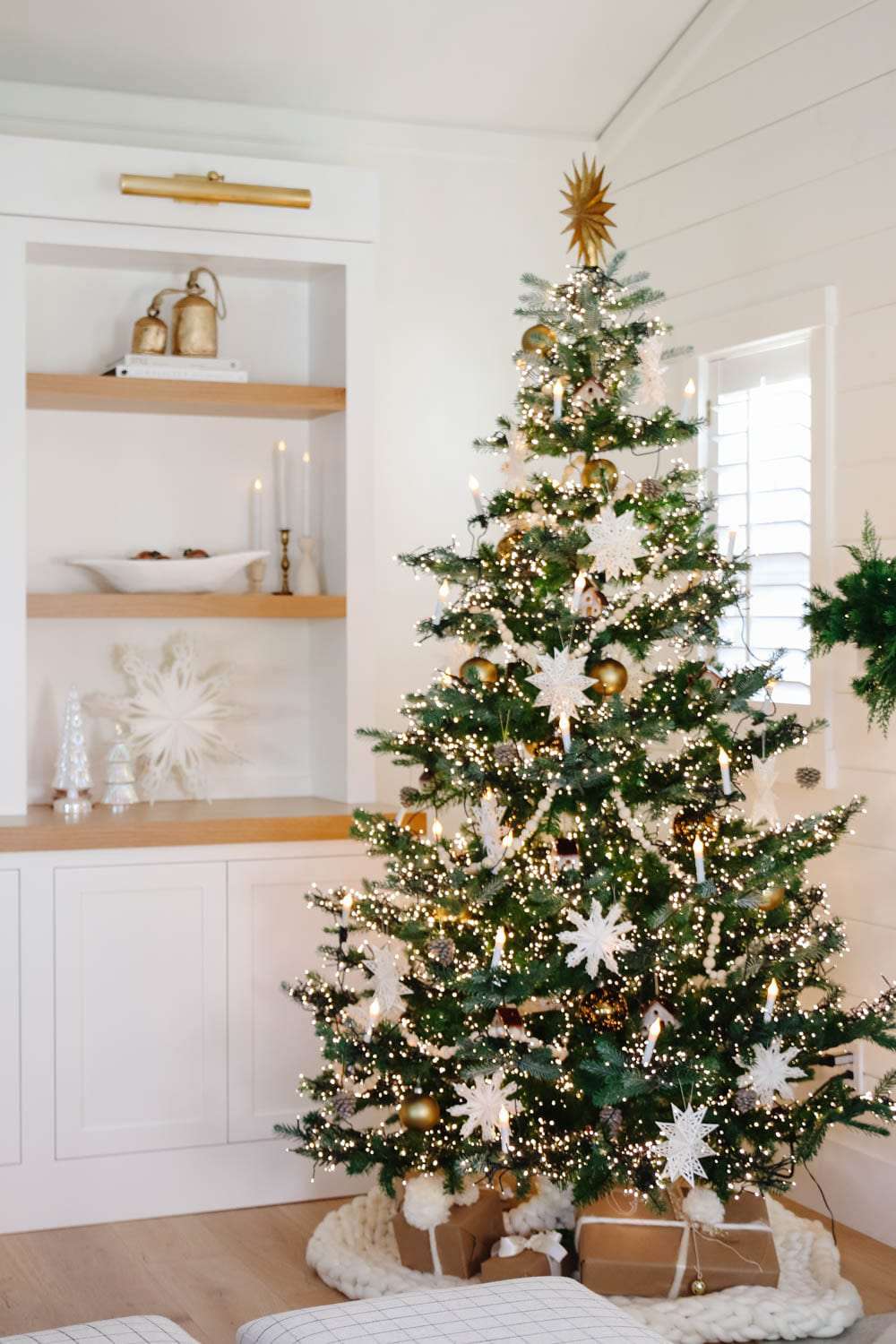 moderner rustikaler Weihnachtsbaum
