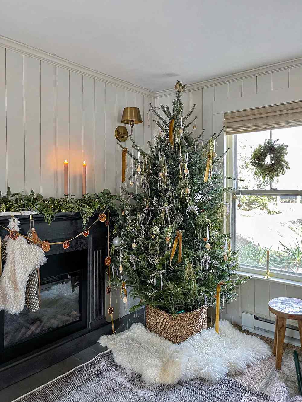rustikaler weihnachtsbaum schafsfell teppich