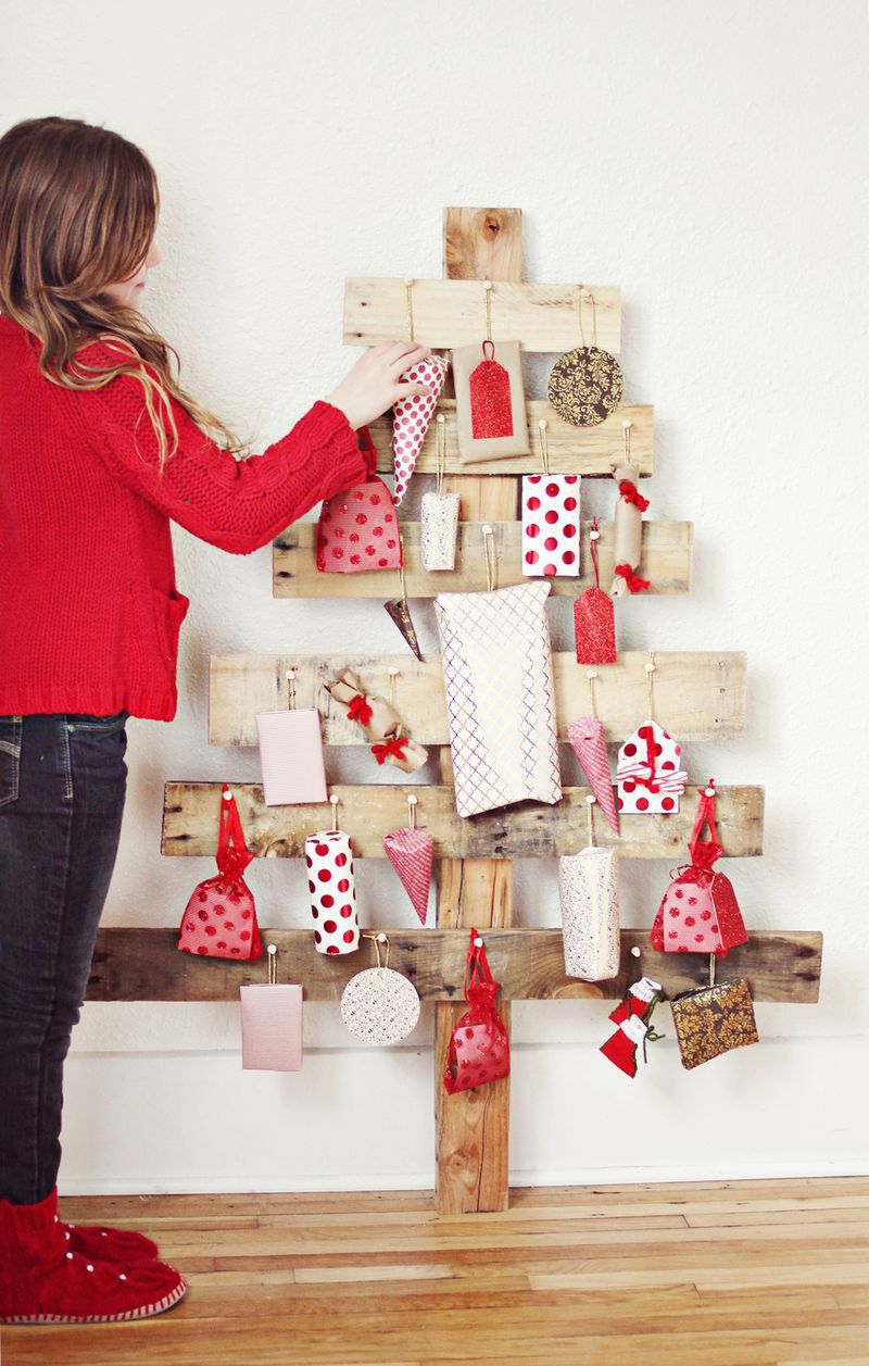 rustikaler weihnachtsbaum-adventskalender