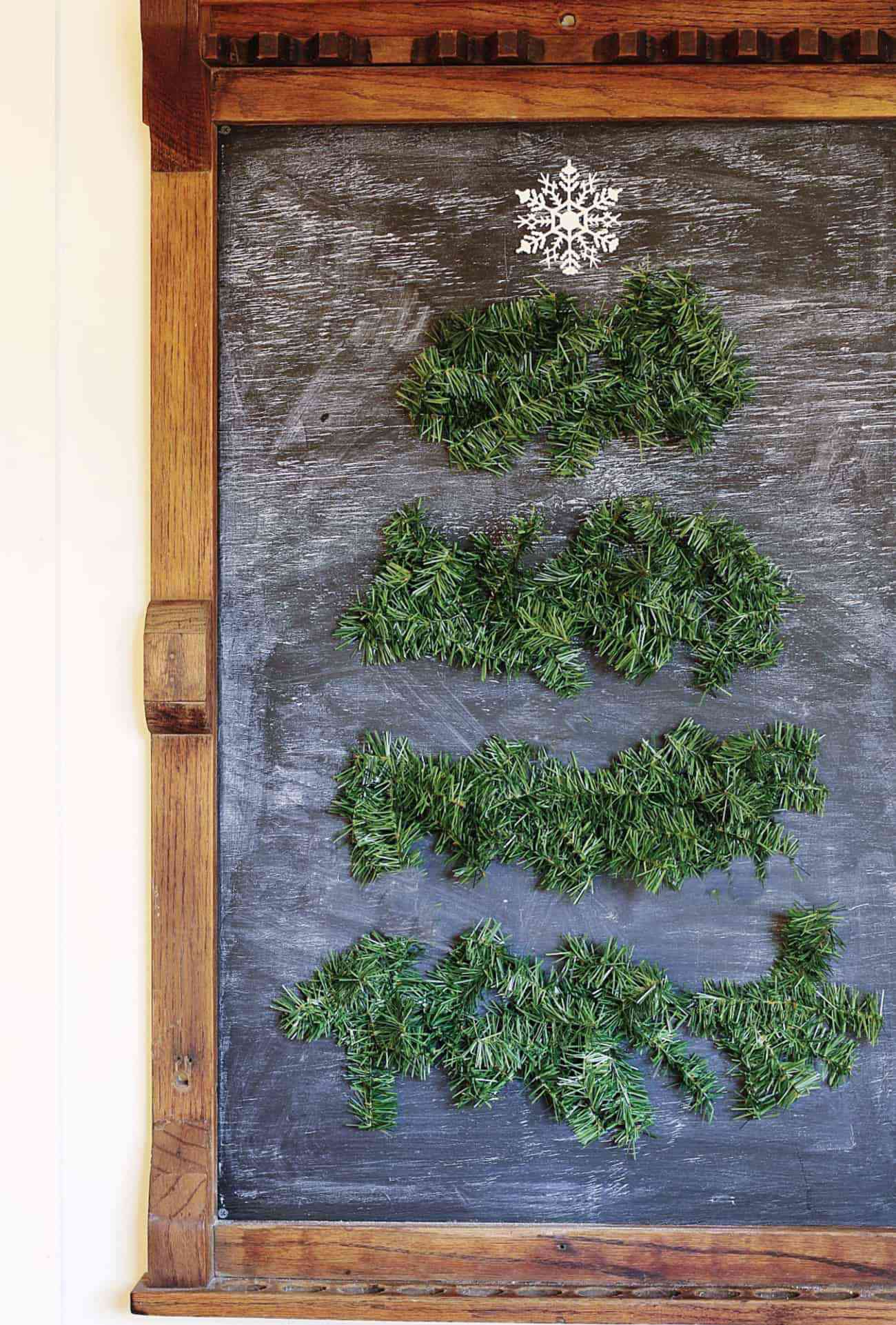 rustikaler Bauernhof-Weihnachtsbaum aus Kreidetafeln