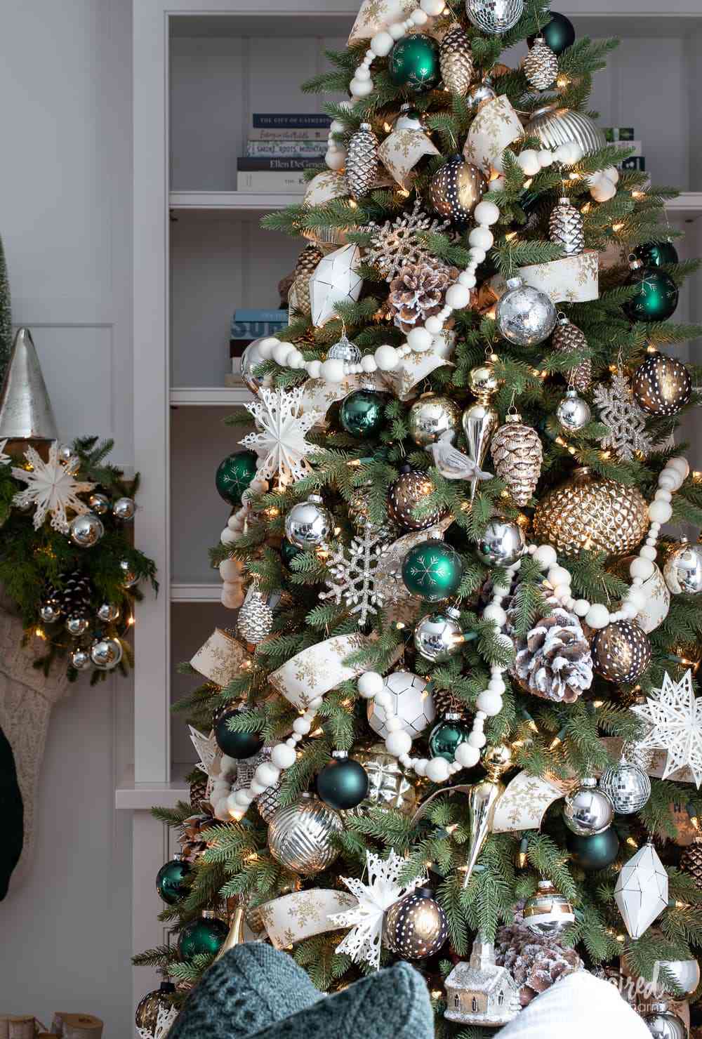 rustikaler verschneiter Tannenzapfen-Weihnachtsbaum