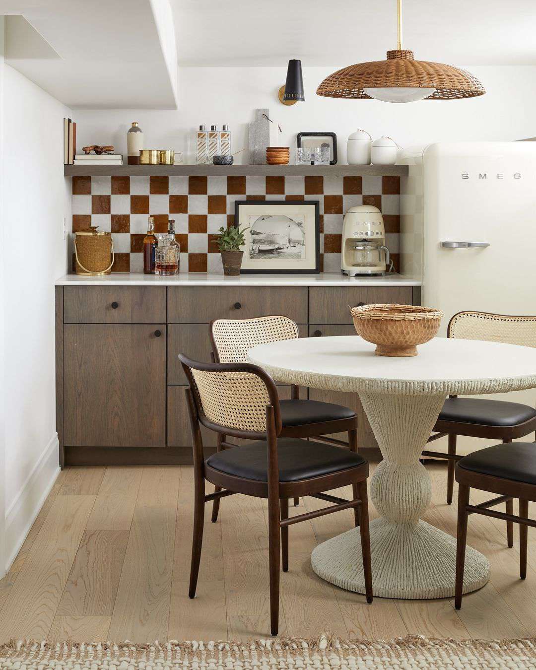 Zur Verteidigung der Küche der 90er Jahre - warum Designer sie wieder umarmen 8 Postmoderne eklektische Esszimmer in einer Küchencheok mit Gipspodestisch, Cane Bauhaus -Stühlen und Wicker -Anhänger