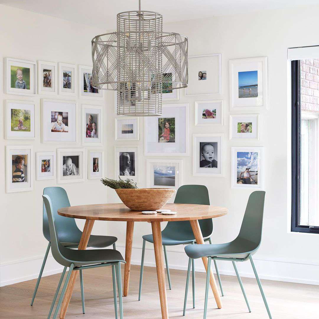 Kleines modernes Esszimmer mit Galeriewand 