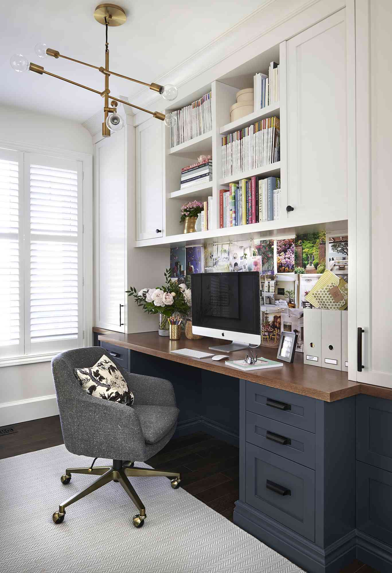 Traditionelles Heimbüro mit marineblauem und weißem Holzschreibtisch