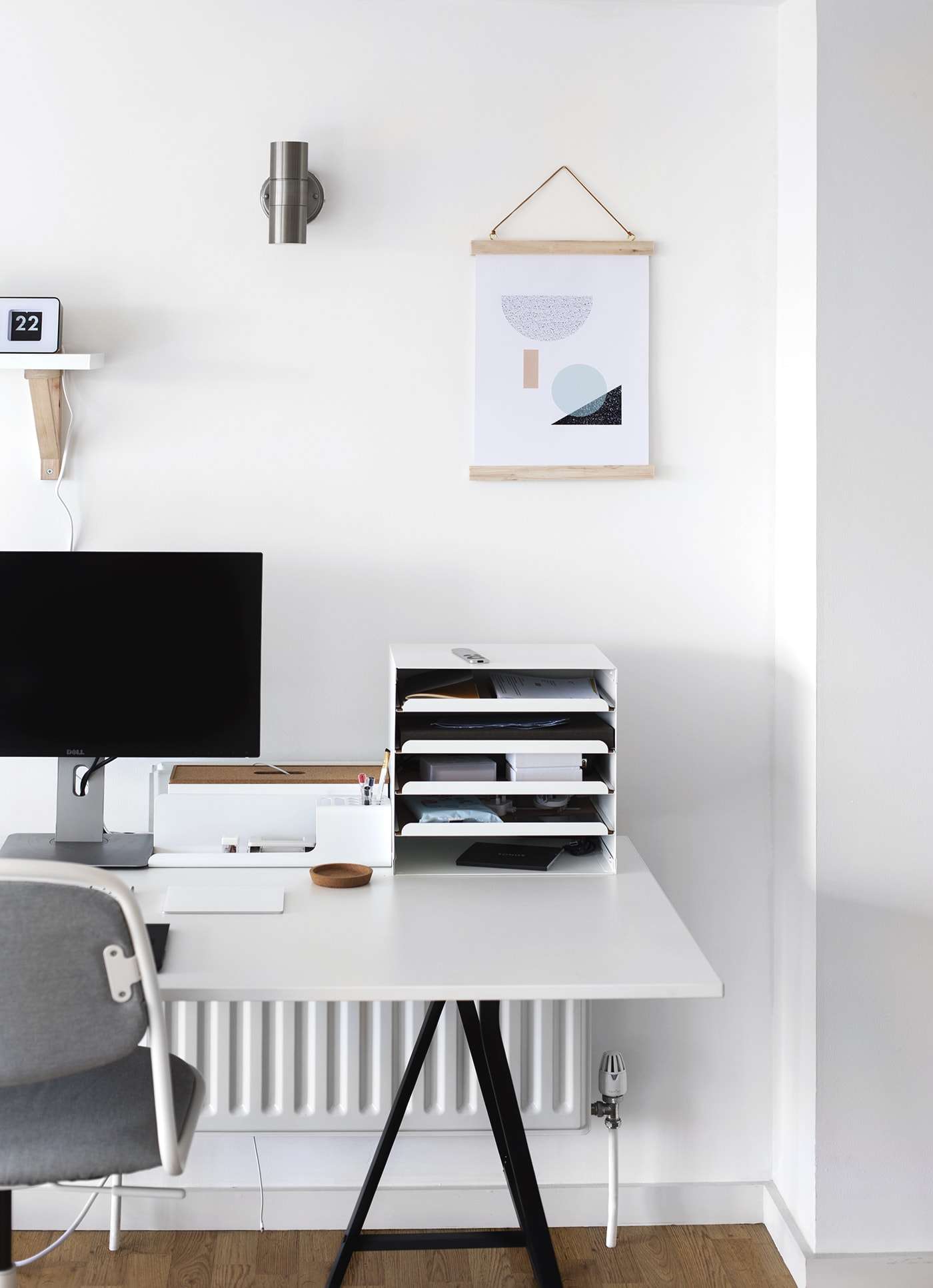 Elegantes, modernes Büro mit minimalistischen Kunstwerken