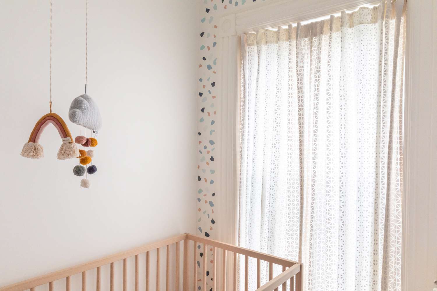 11 Tipps für die Beleuchtung eines Kinderzimmers 4 Fenster des Kinderzimmers, das natürliches Licht mit hellen Jalousien filtert