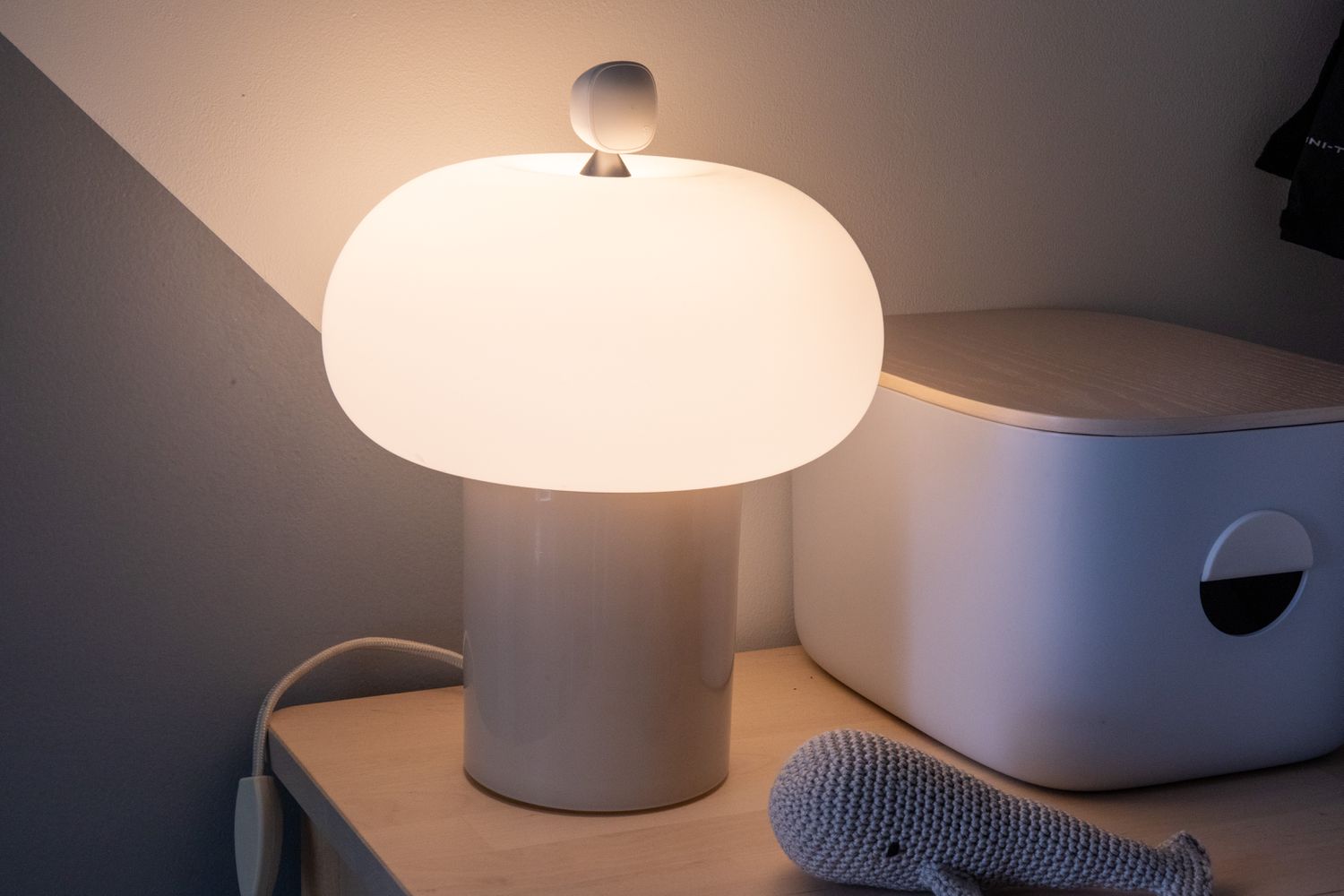 11 Tipps für die Beleuchtung eines Kinderzimmers 8 Tischlampe mit donutförmiger Glühbirne als Nachtlicht im Kinderzimmer