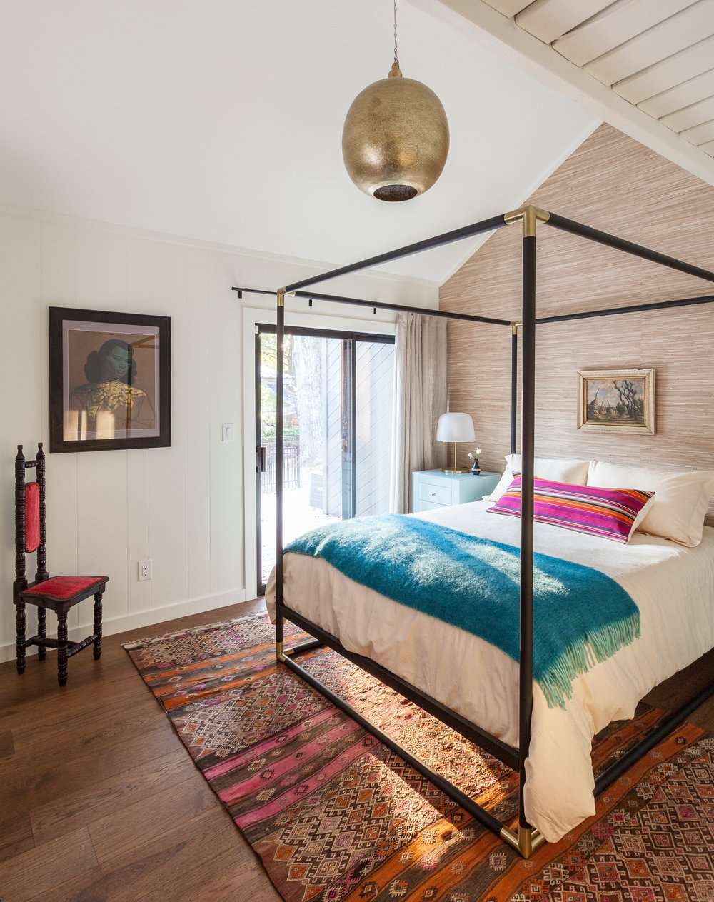 Boho Schlafzimmer mit Schiebetüren