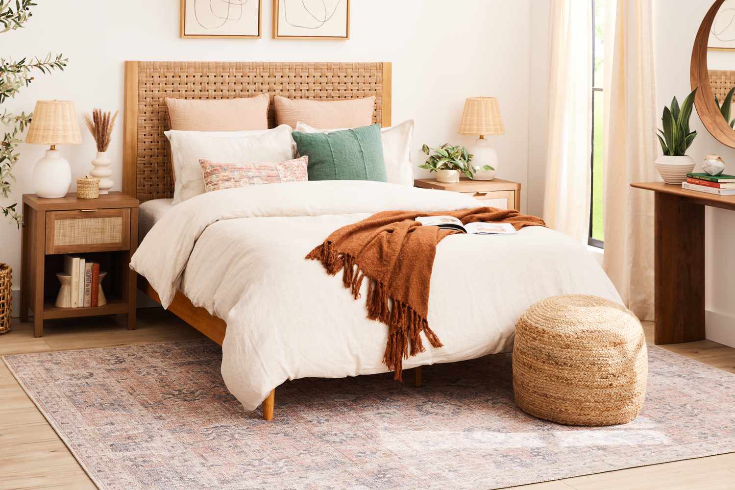 Platzierung von Schlafzimmerteppichen: Wo man einen Teppich im Schlafzimmer platziert 2 Neutrales Schlafzimmer mit Queensize-Bett und Teppich darunter